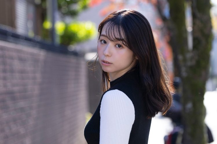 女優・小池里奈が見せる曲線美