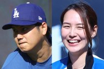 大谷翔平（左）の目標とする二刀流はいつ復活するのか（右は真美子夫人）