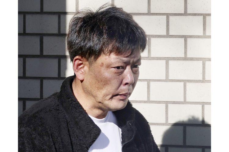 送検時の平原容疑者（共同通信）