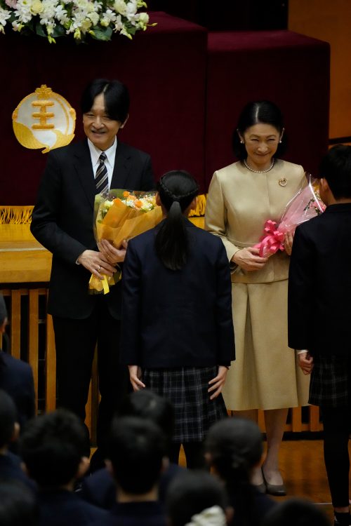 小学生たちから花束を渡され、微笑まれる秋篠宮ご夫妻（2024年12月、東京・北区）