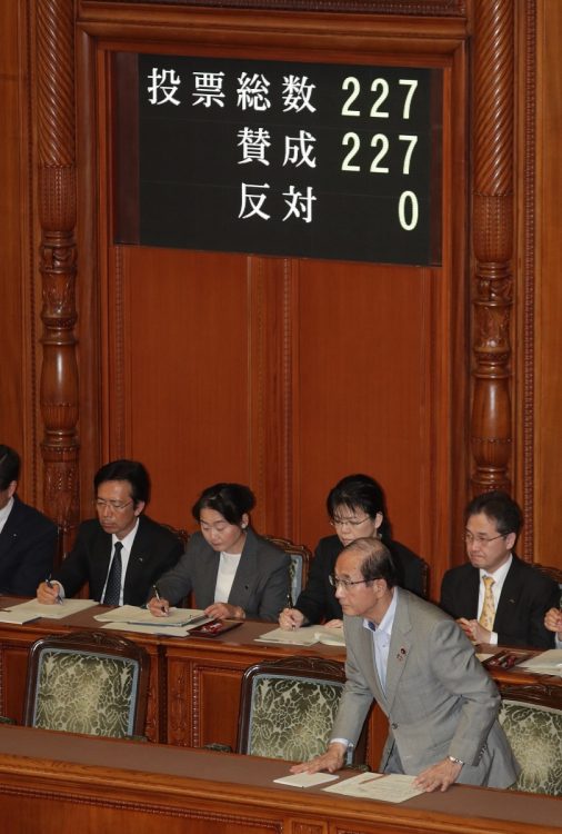 参議院本会議で改正動物愛護法が全会一致で可決、成立し、一礼する原田義昭環境相（右下、当時）。2019年（時事通信フォト）
