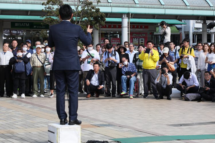 街頭演説をする玉木雄一郎氏（時事通信フォト）