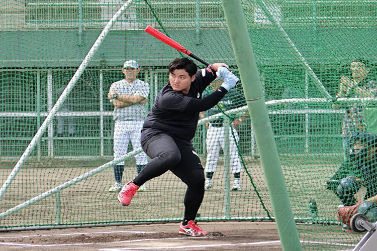 海を渡った佐々木麟太郎。体重は113キロ（時事通信）