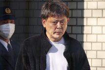 送検のため、福岡県警小倉南署を出る平原政徳容疑者（右）。12月20日午後（時事通信フォト）