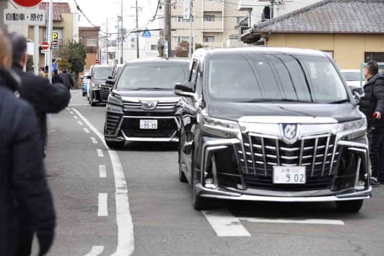 直参組長を乗せた高級車がずらり