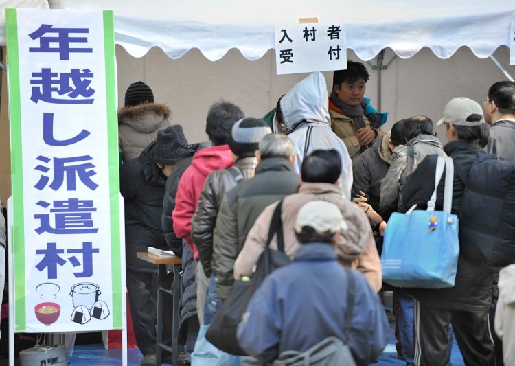 2008年暮れ、仕事と住まいを奪われた派遣労働者を救済するため日比谷公園にできた「年越し派遣村」（AFP＝時事）