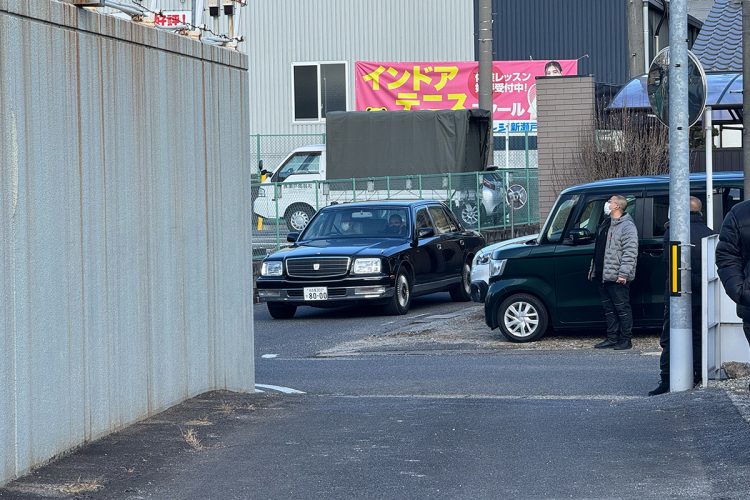 司組長の到着が近づくと、周辺道路に車を停車させて警戒に