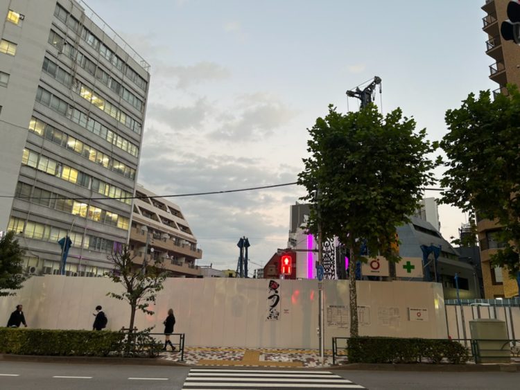 大塚駅前のシンボルだった大塚バッティングセンター跡地。マンションが建つと見られる