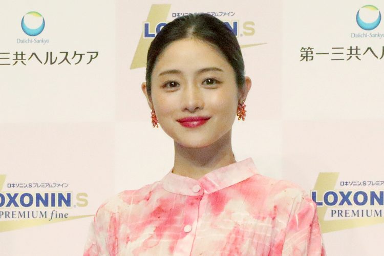 第49回報知映画賞授賞式で主演女優賞を受賞した石原さとみ