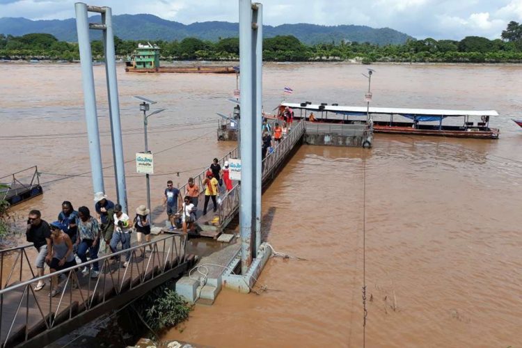 タイ側の船着き場。向こう側がラオスだ