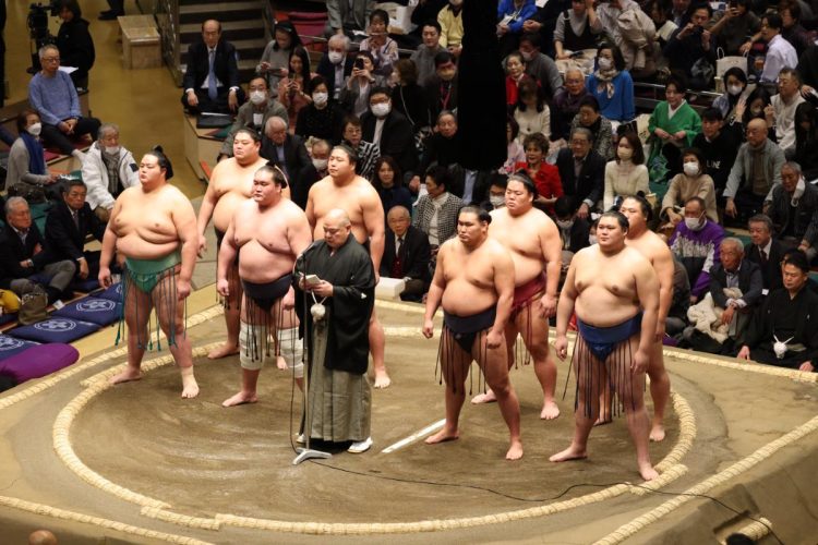 初場所初日の八角理事長の挨拶にも熱心に耳を傾ける