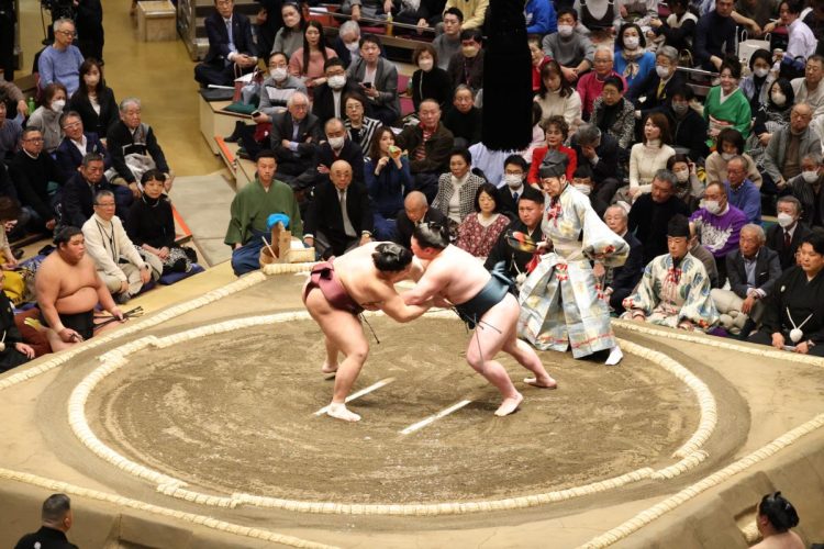 東の花道近くには笑福亭鶴光の姿も