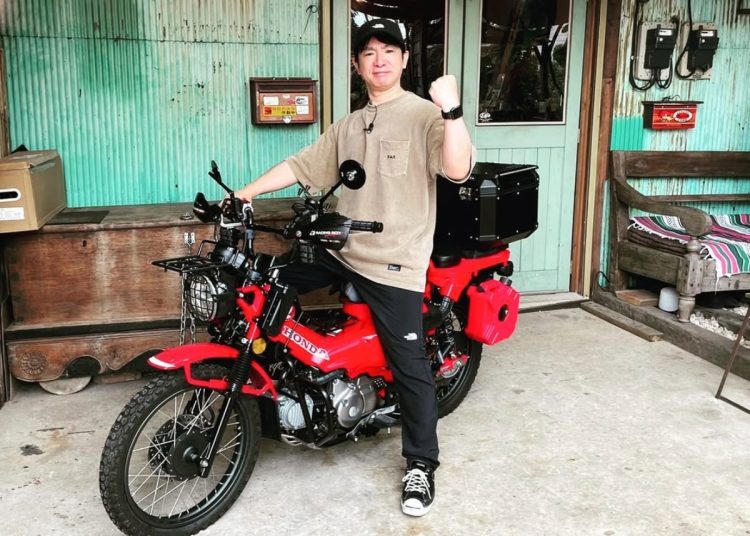 バイクに乗る姿（濱口優のインスタグラムより）