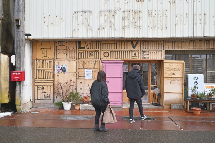 被災前はタクシーの配車場だった建物を、淳成さんがDIYでガレージ風の店舗にした。書店の入口には「どこでもドア」風の意匠も