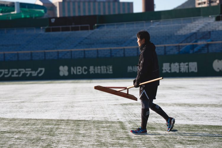 練習開始前、現役の後輩選手たちのために、率先してトンボで雪かきに励む