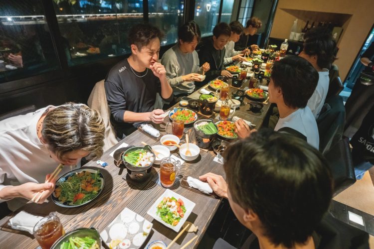 和田塾名物の過酷な食トレ。この日の夕食のメニューはサラダやもつ鍋、鶏むね肉パスタなど高タンパク低カロリー。非常に量が多く、完食までに3時間以上要する選手も