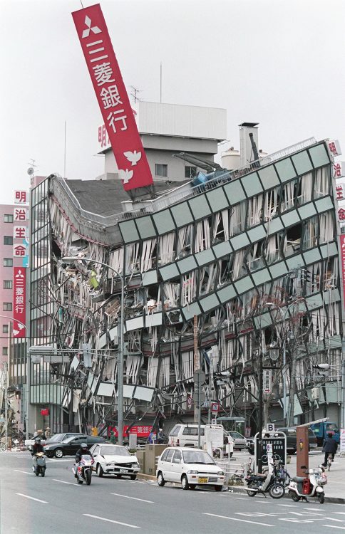 倒壊した三菱銀行兵庫支店（時事通信）