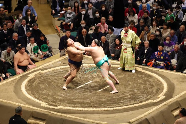 「高安」の団扇を持つ笑福亭鶴光の姿も（写真・JMPA、以下初場所写真同）