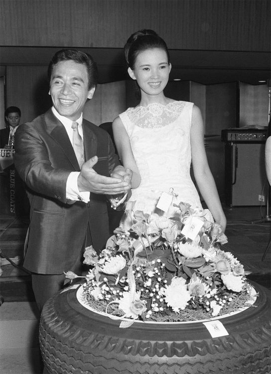 結婚時のアイ・ジョージさん（時事通信）