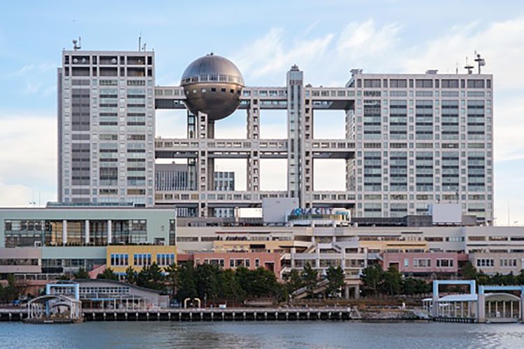 お台場にあるフジテレビ本社ビル（写真／Getty Images）