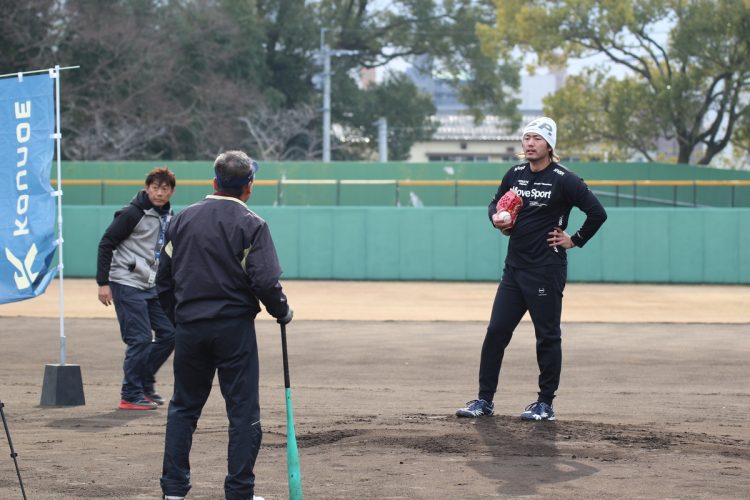 鴻江寿治氏が熱心に指導する