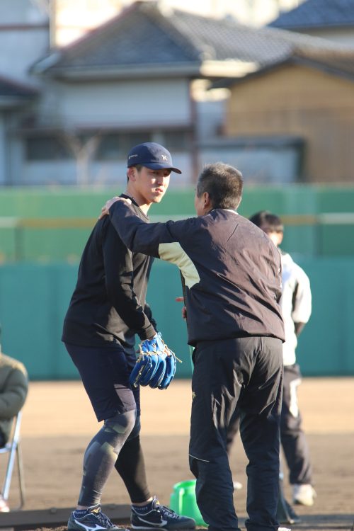 鴻江寿治氏の指導を受ける埼玉西武ライオンズの隅田知一郎