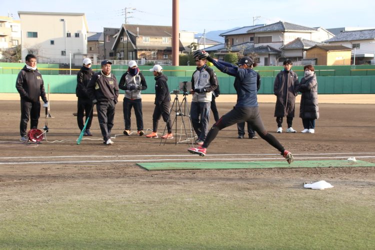 投球をする上野由岐子