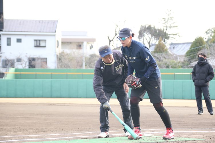 鴻江寿治氏の指導を受ける上野由岐子