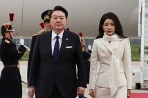 韓国の尹錫悦大統領（左）と妻・金建希夫人（時事通信フォト）