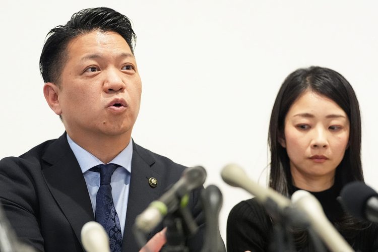 自身の女性トラブルをめぐり、妻とともに記者会見を開いた岸和田市長の永野耕平氏