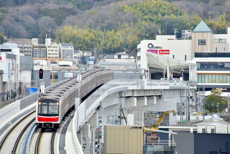 北大阪急行電鉄は2024年に延伸。写真奥に見えるのは、新たな終点となった箕面萱野駅（撮影：小川裕夫）
