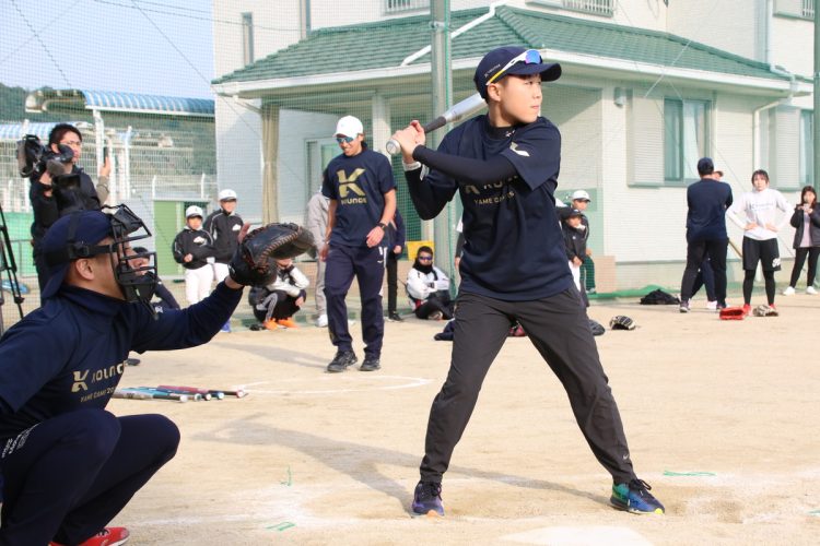 ソフトボール体験会に参加した陸上女子長距離の酒井美玖選手