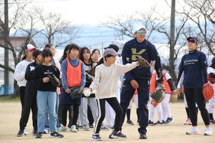 子供たちに指導する場面も