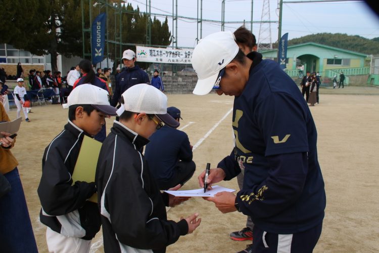 子供たちにサインをする上野由岐子投手