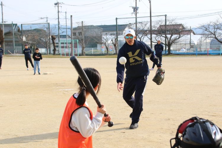 子供に投球する上野由岐子投手