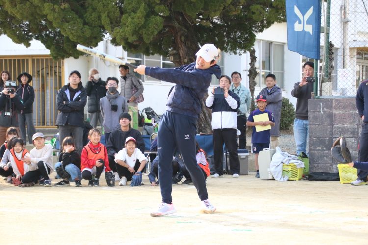 ソフトボール体験会で子供たちと対戦する埼玉西武ライオンズの今井達也投手