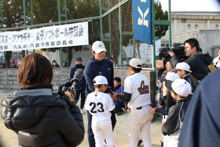 子供たちに駆け寄られる