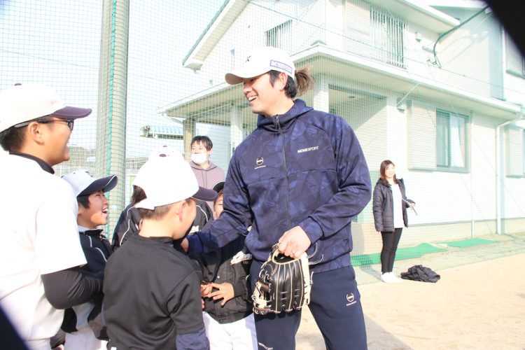 子供たちと握手をする今井達也投手