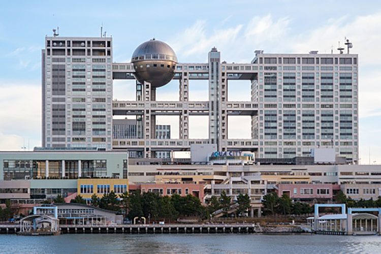 東京湾を見下ろすフジテレビ本社（写真／Getty Images）