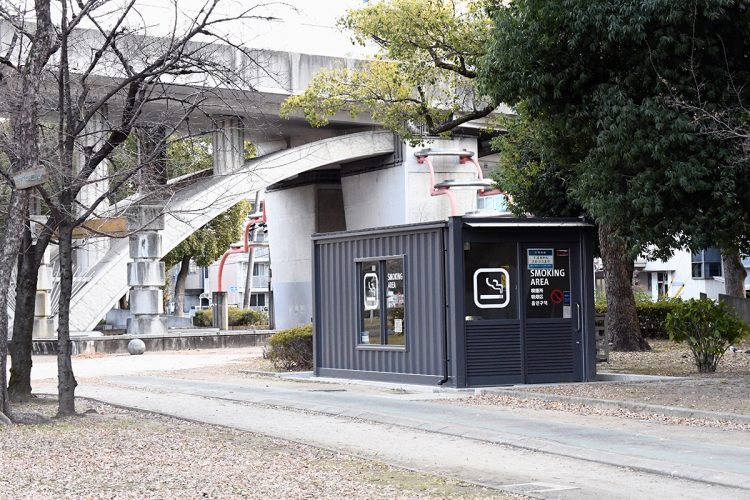 閑散とした場所に喫煙所（城北公園）