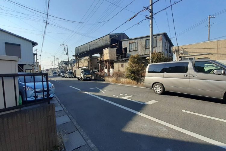 現場は車通りの多い交差点だった