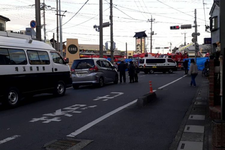 突如穴の中に消えた看板には「穴から看板方面に亀裂が入っていた」という