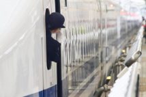 地方路線だけでなく東京圏でも「ワンマン運転」の列車が増えている事情　乗務しなくなった「車掌」の仕事をどのようにカバーしているのか