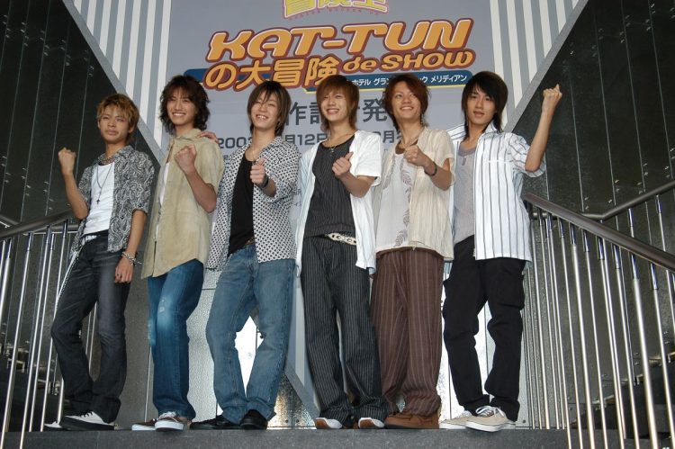 2003年、お台場でのイベントに登場した際のKAT-TUNの6人