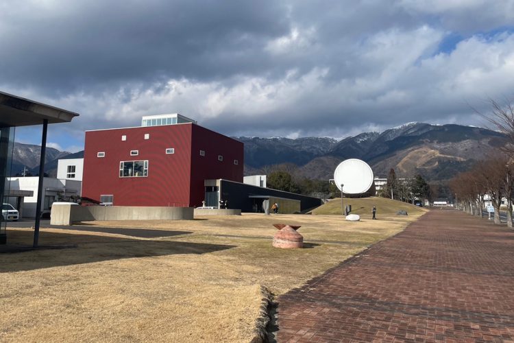 山や自然に囲まれた土地柄だ