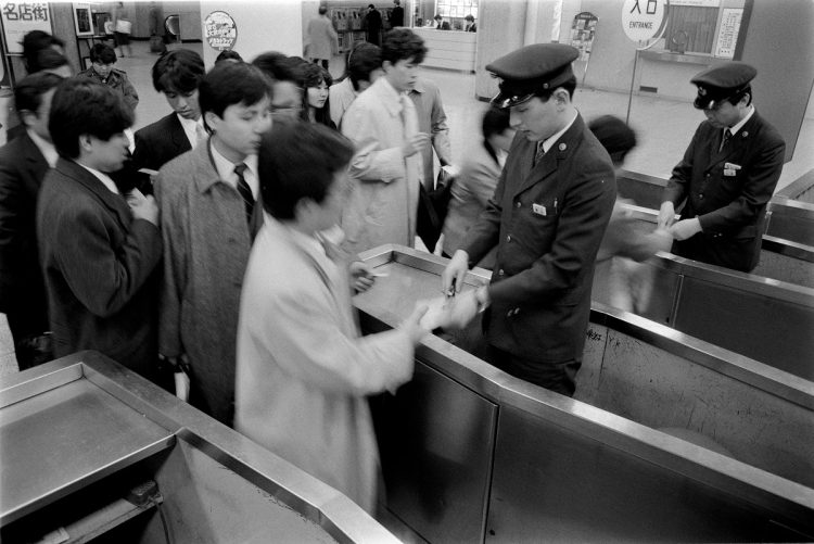 民営化直前の国鉄東京駅改札口（1987年3月9日、時事通信フォト）