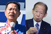 窮地の二階伸康氏（左）を父・俊博氏はどう見るか（時事通信フォト）