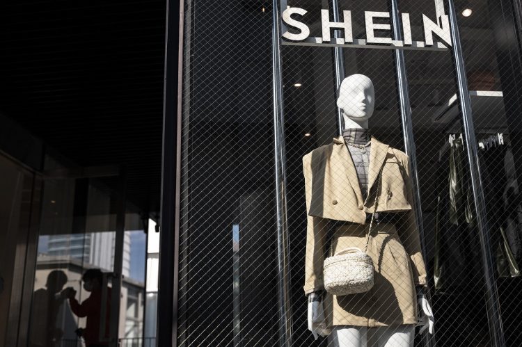 初の常設店舗「SHEIN TOKYO」は2022年11月に東京・原宿にオープンした。店舗はショールームという位置づけで、商品タグをQRコードで読み込みネット購入する（AFP＝時事）