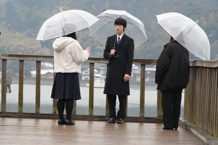 雨の中、説明に耳を傾けられる悠仁さま（JMPA）