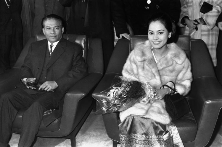 来日したインドネシアのデビ・スカルノ大統領夫人（右）。1966年1月（時事通信フォト）
